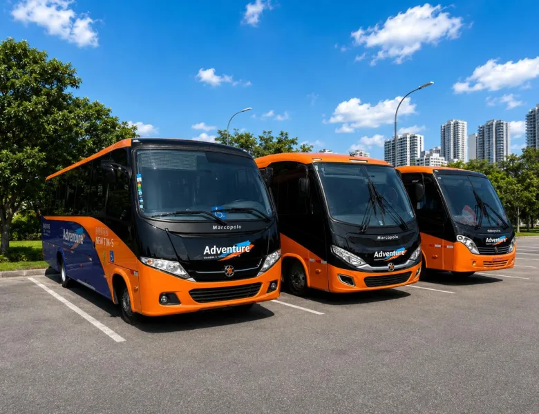 Três micro-ônibus da frota Adventure enfileirados no pátio.