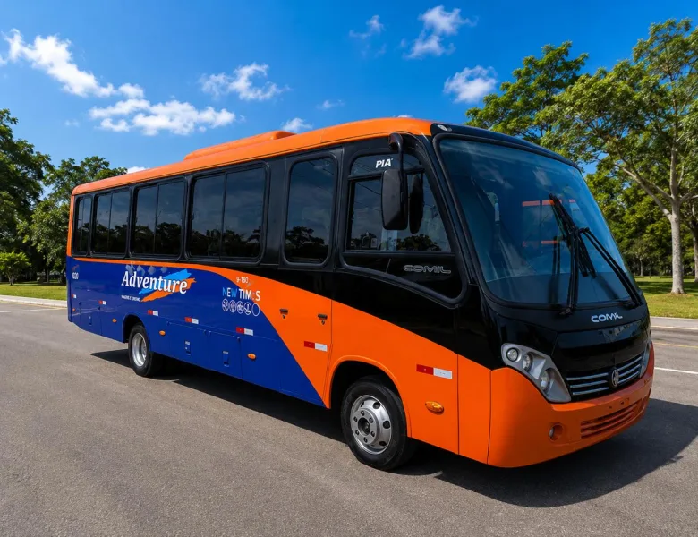 Micro-ônibus Comil da frota Adventure, em laranja e azul.