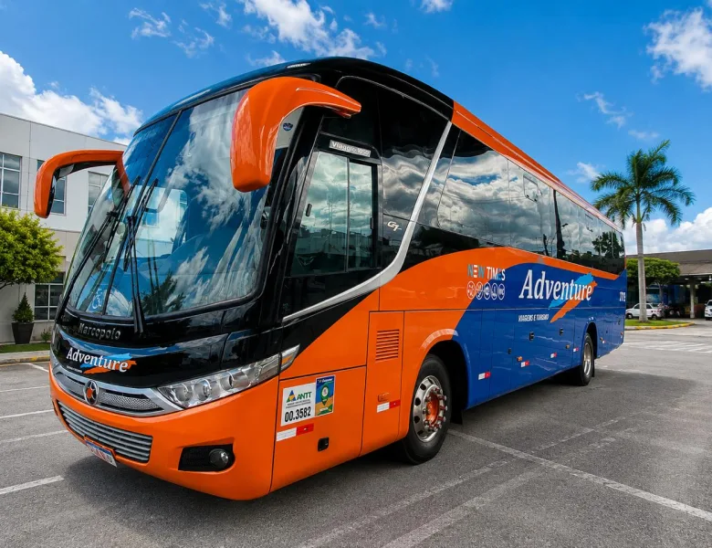 Ônibus rodoviário Marcopolo da frota Adventure, em laranja e azul.