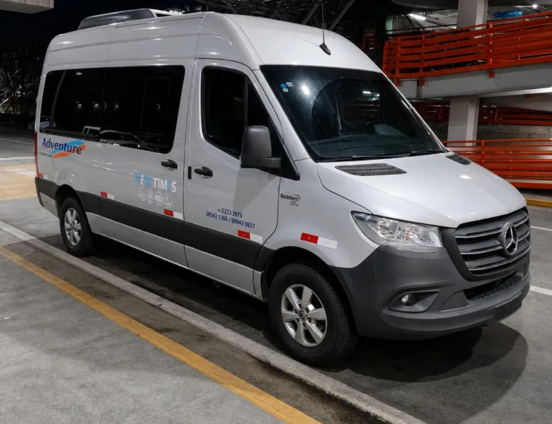Van executiva Mercedes-Benz Sprinter da Adventure, no embarque do aeroporto.