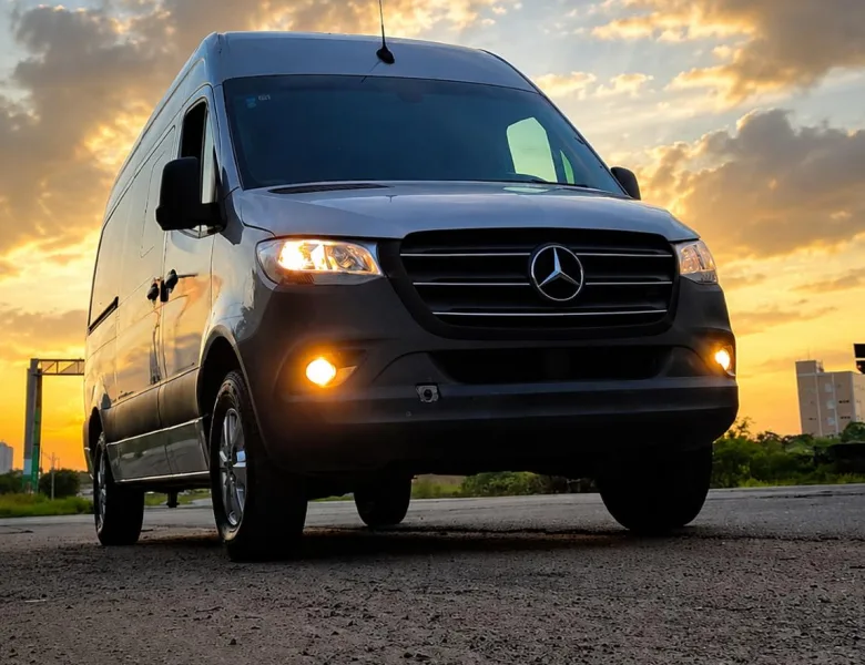Van Mercedes-Benz Sprinter da Adventure pronta para o traslado, ao pôr do sol.